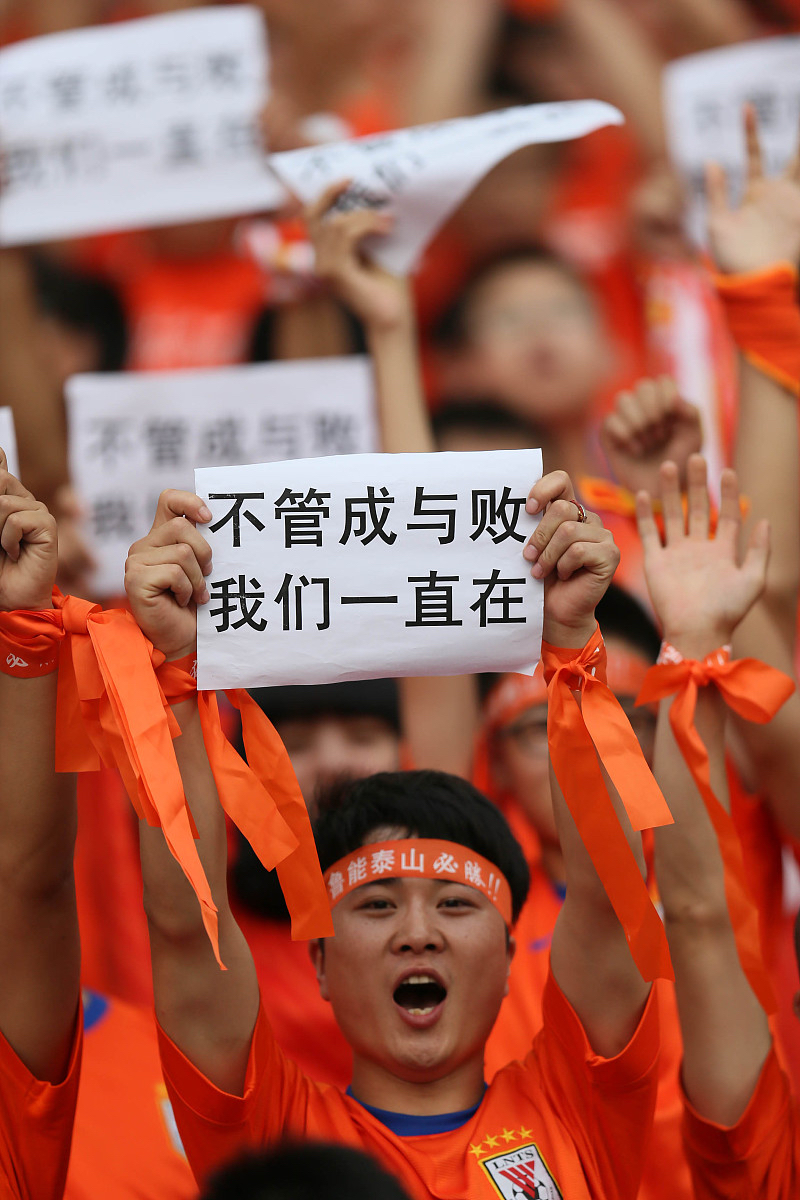 足球盛事中中国队赢得完美胜利，引爆赛场狂欢